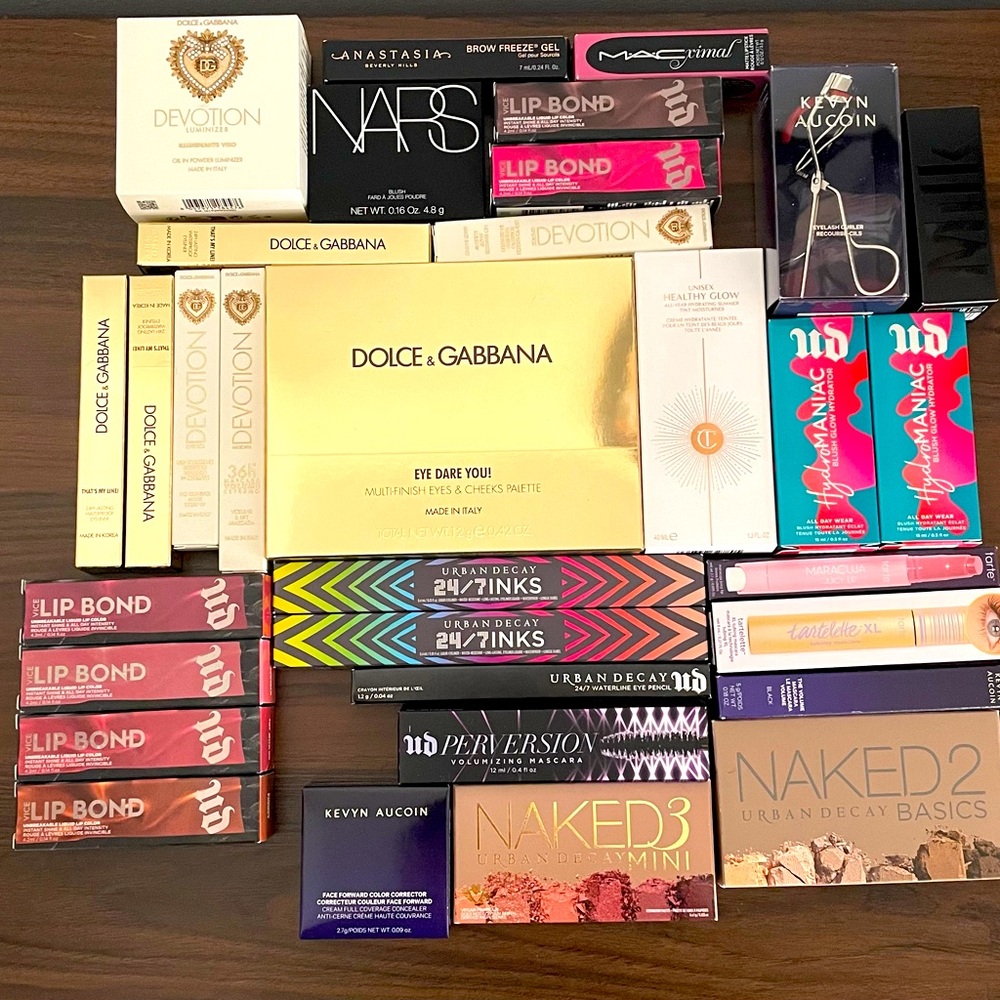 LUXURY MAKEUP SET - NWT